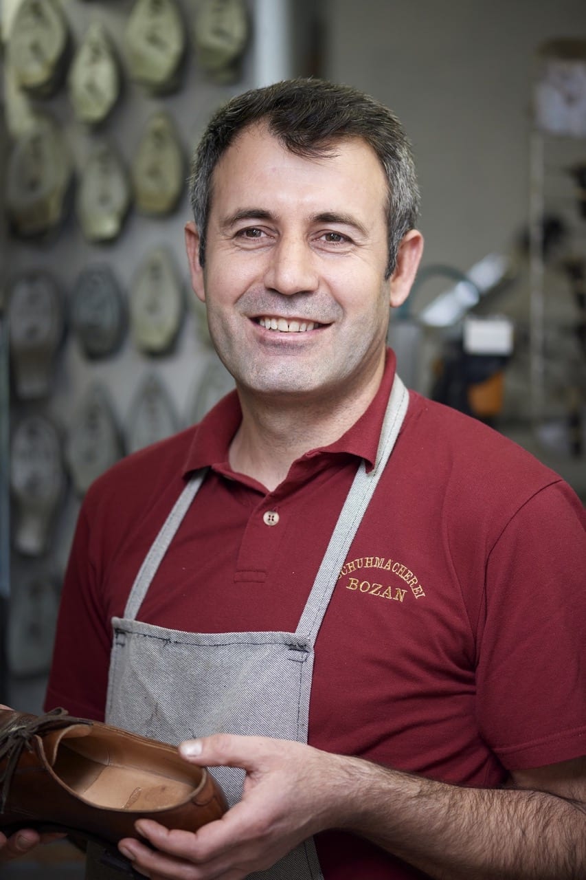 Portrait des Schuhmachers in seiner Werkstatt