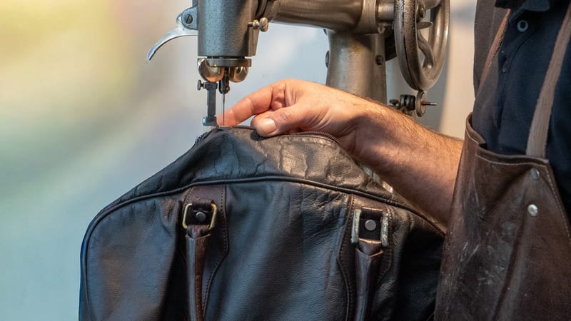 Auswahl an Sohlen und Lederzubehör in der Schuhmacherei Bozan