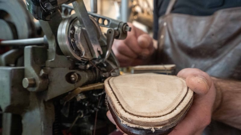 Detailarbeit an einem rahmengenähten Lederschuh
